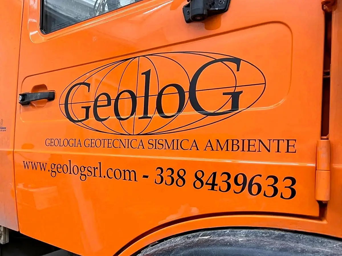Portiera dell'autocarro Geolog con il logo e la scritta Geologia Geotecnica Sismica Ambiente