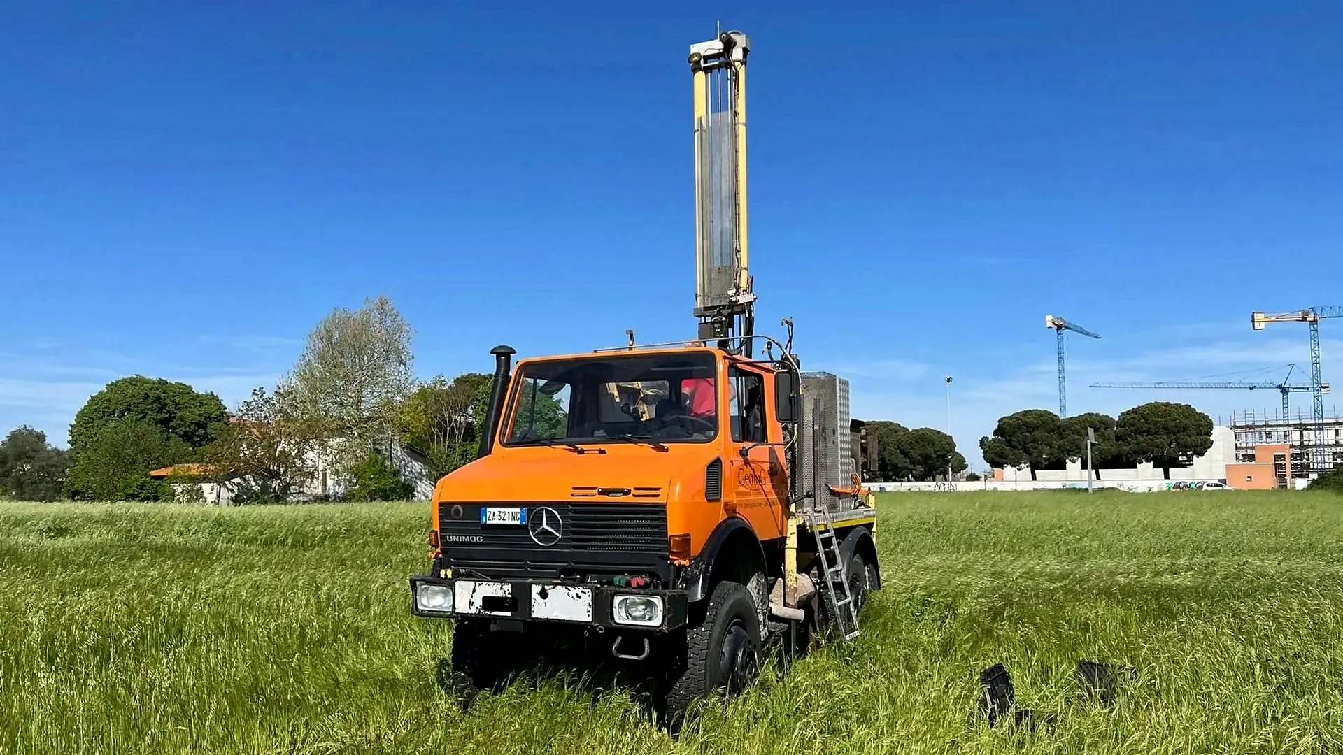 Autocarro Mercedes Unimog U1650 di Geolog con penetrometro in un campo erboso sotto il cielo azzurro