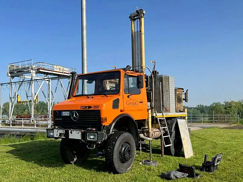 Autocarro Unimog di Geolog con penetrometro pronto per una prova in sito